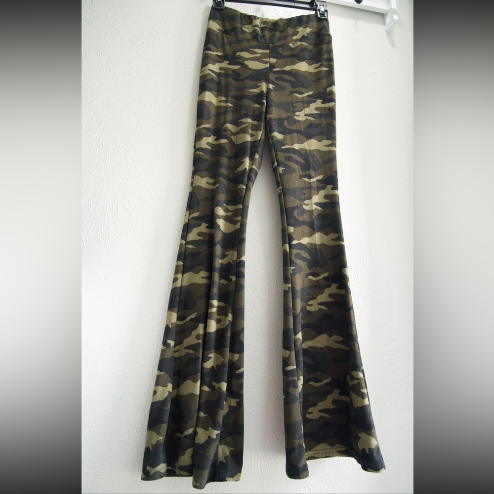 No Boundaries Green and Brown Camouflage Leggings